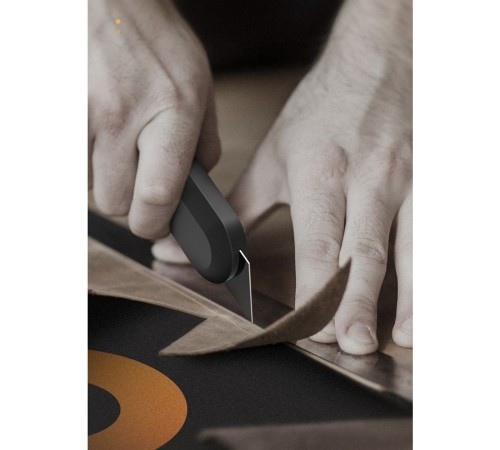 Нож Deli Технический нож "Home Series Black" Deli HT4008  Т-образное лезвие с механизмом автоматического возврата, эксклюзивный дизайн, корпус из высококачественного софттач пластика