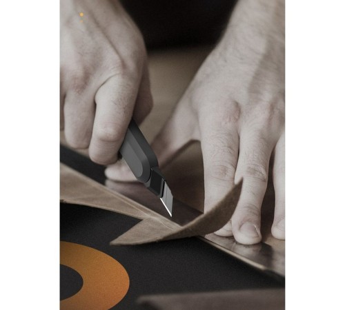 Нож Deli Технический нож "Home Series Black" Deli HT4009 ширина лезвия 9мм, эксклюзивный дизайн, корпус из высококачественного софттач пластика Нож Deli Технический нож "Home Series Black" Deli HT4009 ширина лезвия 9мм, эксклюзивный дизайн, корпус из высококачественного софттач пластика
