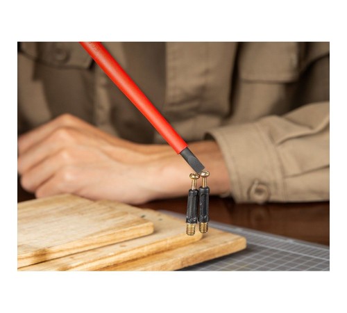 Диэлектрическая шлицевая отвертка Deli DL5161501 6,5х150мм  сталь Cr-V, сертификат VDE для работ под напряжением до 1000 В.