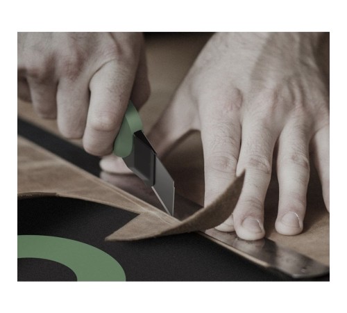 Нож Deli Технический нож "Home Series Green" Deli HT4009L  ширина лезвия 9мм, эксклюзивный дизайн, корпус из высококачественного софттач пластика