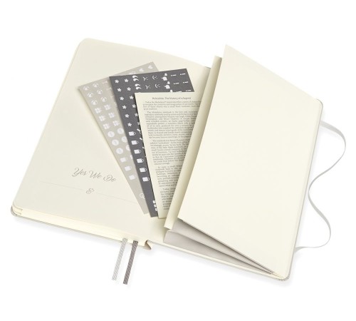 Блокнот Moleskine PASSION WEDDING PASWEDD Large 130х210мм 400стр. подар.кор. светло-серый Блокнот Moleskine PASSION WEDDING PASWEDD Large 130х210мм 400стр. подар.кор. светло-серый
