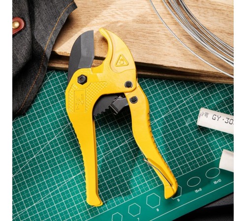 Труборез Deli Труборез для пластиковых труб с храповым механизмом Deli DL350042  диаметр реза до 42мм, лезвия из нержавеющей стали с тефлоновым покрытием, аллюминиевый корпус