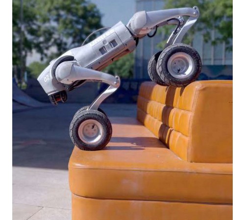 Бионический четырехопорный колесный робот бренда Unitree модели Go2-W версии Smart Edition