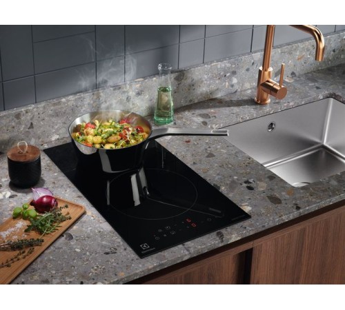 Индукционная варочная поверхность Electrolux LIT30231C черный