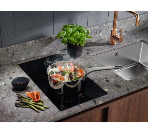 Индукционная варочная поверхность Electrolux LIT30231C черный