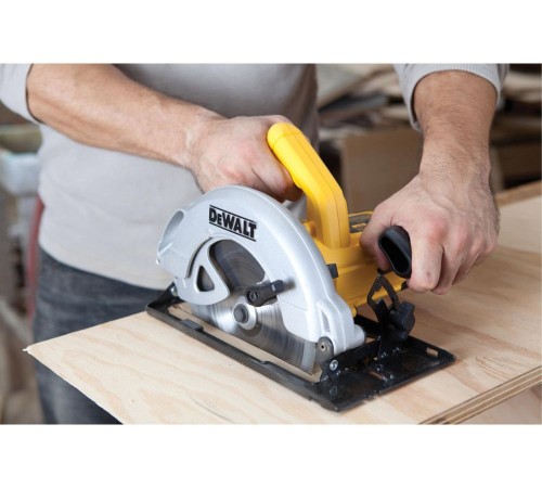Циркулярная пила (дисковая) DeWalt DWE560-QS 1350Вт (ручная) Циркулярная пила (дисковая) DeWalt DWE560-QS 1350Вт (ручная)