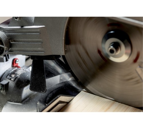 Торцовочная пила Metabo KGS 216 M 1100Вт 5000об/мин d=216мм Торцовочная пила Metabo KGS 216 M 1100Вт 5000об/мин d=216мм