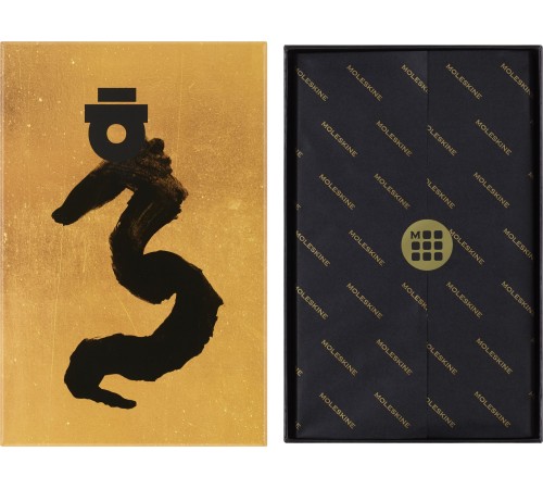 Блокнот Moleskine LIMITED EDITION YEAR OF THE DRAGON LECNYDRAGONQP060AS 130х210мм обложка текстиль 176стр. линейка золотистый Ahn Sang Soo Блокнот Moleskine LIMITED EDITION YEAR OF THE DRAGON LECNYDRAGONQP060AS 130х210мм обложка текстиль 176стр. линейка золотистый Ahn Sang Soo