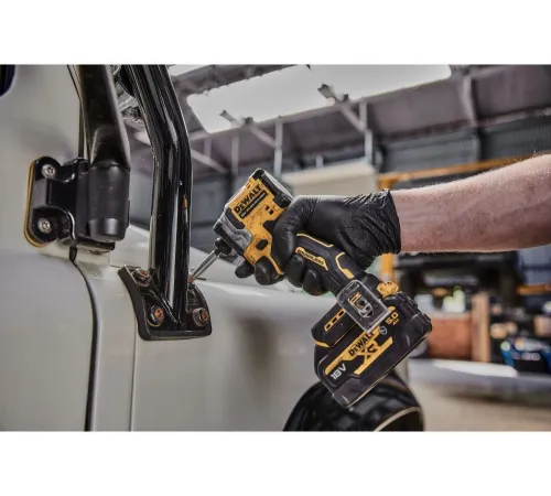 Шуруповерт DeWalt DCF850N-XJ аккум. патрон:шестигр.1/4" Шуруповерт DeWalt DCF850N-XJ аккум. патрон:шестигр.1/4"