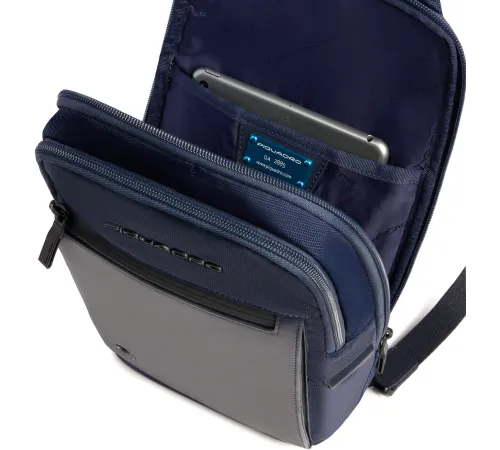 Рюкзак слинг мужской Piquadro Orion CA6625S136/BLU синий ткань/натур.кожа Рюкзак слинг мужской Piquadro Orion CA6625S136/BLU синий ткань/натур.кожа
