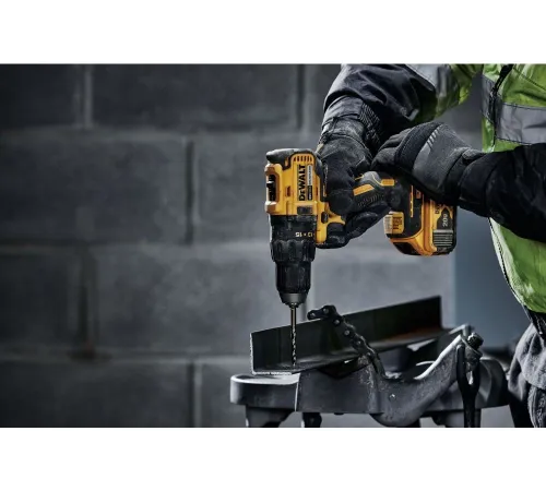 Дрель-шуруповерт DeWalt DCD777M2T аккум. патрон:быстрозажимной (кейс в комплекте) Дрель-шуруповерт DeWalt DCD777M2T аккум. патрон:быстрозажимной (кейс в комплекте)