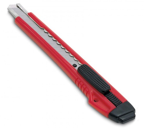Нож канцелярский Kw-Trio 3563red шир.лез.9мм усиленный 2 сменных лезвия металл красный блистер Нож канцелярский Kw-Trio 3563red шир.лез.9мм усиленный 2 сменных лезвия металл красный блистер