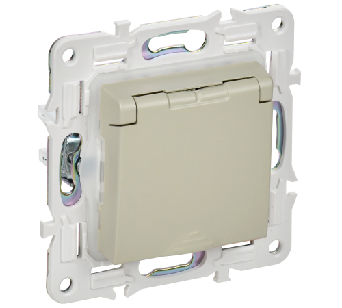 SKANDY Розетка 1-местная с заземлением с защитными шторками и крышкой 16А IP44 SK-R11B бежевый IEK