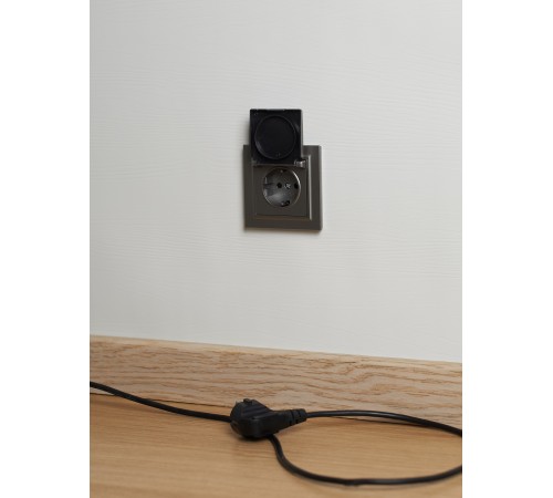 BRITE Розетка с заземлением с защитными шторками и крышкой 16А IP20 РСбш10-3-БрС сталь