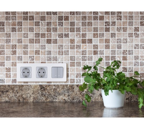 Legrand 673722 Розетка 2К+З - немецкий стандарт - 16 А - 250 В~ - INSPIRIA - алюминий Legrand 673722 Розетка 2К+З - немецкий стандарт - 16 А - 250 В~ - INSPIRIA - алюминий