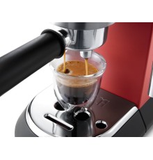 Кофеварка рожковая Delonghi EC685.R 1350Вт красный