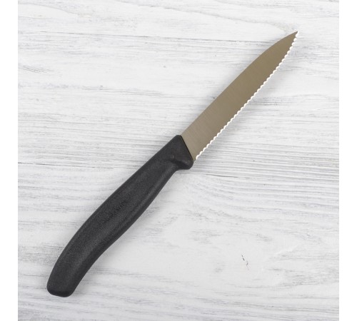 Нож кухонный Victorinox Swiss Classic (6.7733) стальной для чистки овощей и фруктов лезв.100мм серрейт. заточка черный Нож кухонный Victorinox Swiss Classic (6.7733) стальной для чистки овощей и фруктов лезв.100мм серрейт. заточка черный