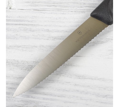 Нож кухонный Victorinox Swiss Classic (6.7733) стальной для чистки овощей и фруктов лезв.100мм серрейт. заточка черный Нож кухонный Victorinox Swiss Classic (6.7733) стальной для чистки овощей и фруктов лезв.100мм серрейт. заточка черный