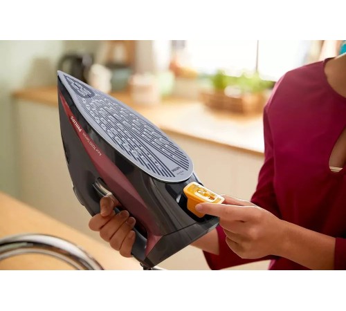 Утюг Philips DST7022/40 2800Вт черный/красный