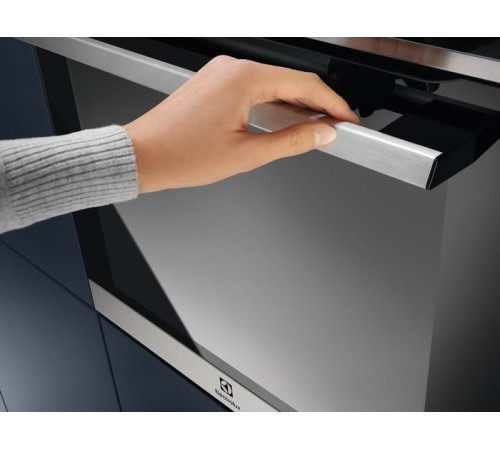 Духовой шкаф Электрический Electrolux EOC9P31WX черный/серебристый