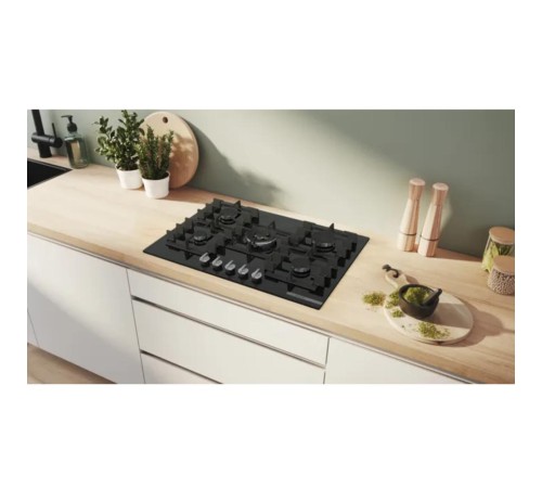 Встраиваемая газовая панель BOSCH Газовая варочная панель, 75см, закаленное стекло, черная, 5 конфорок, 1 WOK-конфорка c 2 контурами пламени, 1 конфорка повышенной мощности, FlameSelect, индивидуальные чугунные решетки, газ-контроль, автоматический электр