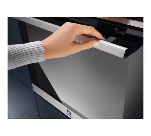 Встраиваемые электрические духовки ELECTROLUX/ Электрический духовой шкаф с конвекцией, приготовление на пару, объем 72 л, 10 режимов, автопрограммы, очистка пиролитическая, 3 стекла в дверце, направляющие проволочные + телескопические (1 уровень)