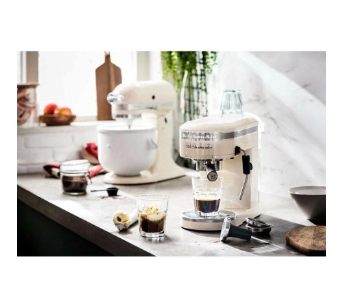 Настольный миксер KitchenAid Настольный миксер с откидным блоком Artisan 4.8 л, кремовый Настольный миксер KitchenAid Настольный миксер с откидным блоком Artisan 4.8 л, кремовый