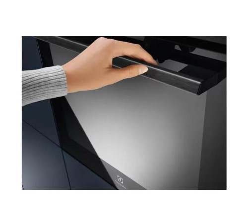 Встраиваемые электрические духовки ELECTROLUX/ Электрический духовой шкаф  с конвекцией, приготовление на пару, объем 72 л, автопрограммы, очистка пиролитическая, 3 стекла в дверце, направляющие проволочные + телескопические (1 уровень), термощуп