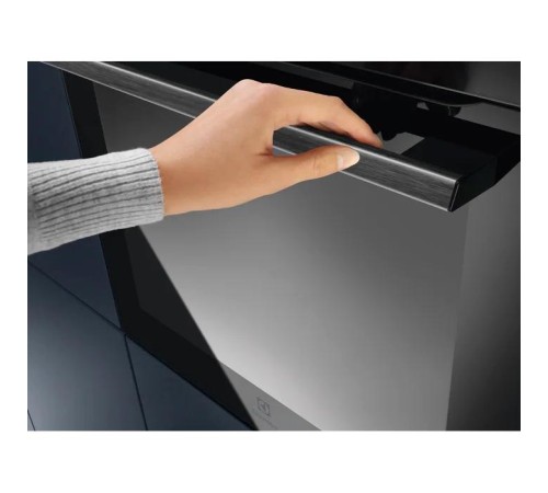 Встраиваемые электрические духовки ELECTROLUX/ Духовой шкаф AssistedCooking с пиролизом, основной цвет - нержавеющая сталь, сенсорное управление, цветной ЖК-дисплей, электронное регулирование времени и температуры, будильник,  таймер отключения, отложенны