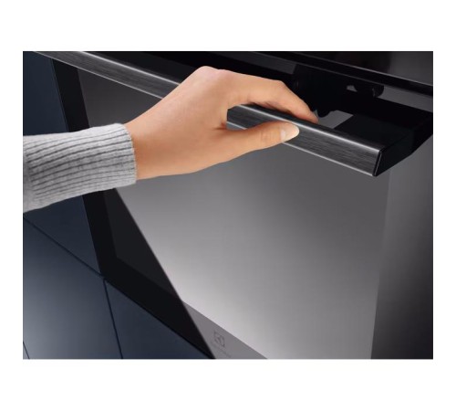 Встраиваемые электрические духовки ELECTROLUX/ Электрический духовой шкаф с конвекцией, приготовление на пару,объем 72 л, утапливаемые переключатели, 10 режимов, автопрограммы, очистка пиролитическая, 3 стекла в дверце, направляющие проволочные + телескоп