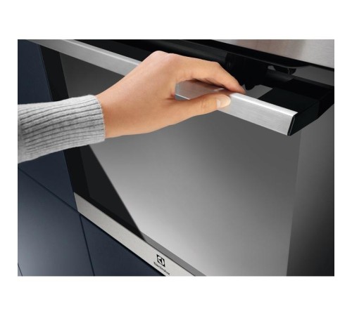 Встраиваемая электрическая духовка ELECTROLUX/ Электрический духовой шкаф с кольцевым нагревательным элементом SurroundCook, основной цвет - нержавеющая сталь c Anti Finger Print, утапливаемые переключатели, таймер отключения, отложенный старт, будильник,