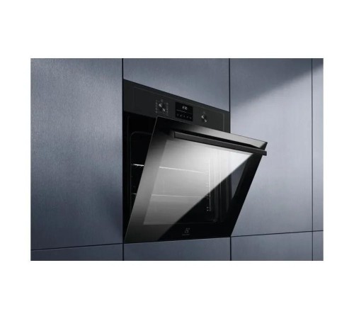 Встраиваемые электрические духовки ELECTROLUX/ Электрический духовой шкаф  с конвекцией, приготовление на пару, объем 72 л, автопрограммы, очистка пиролитическая, 3 стекла в дверце, направляющие проволочные + телескопические (1 уровень), термощуп